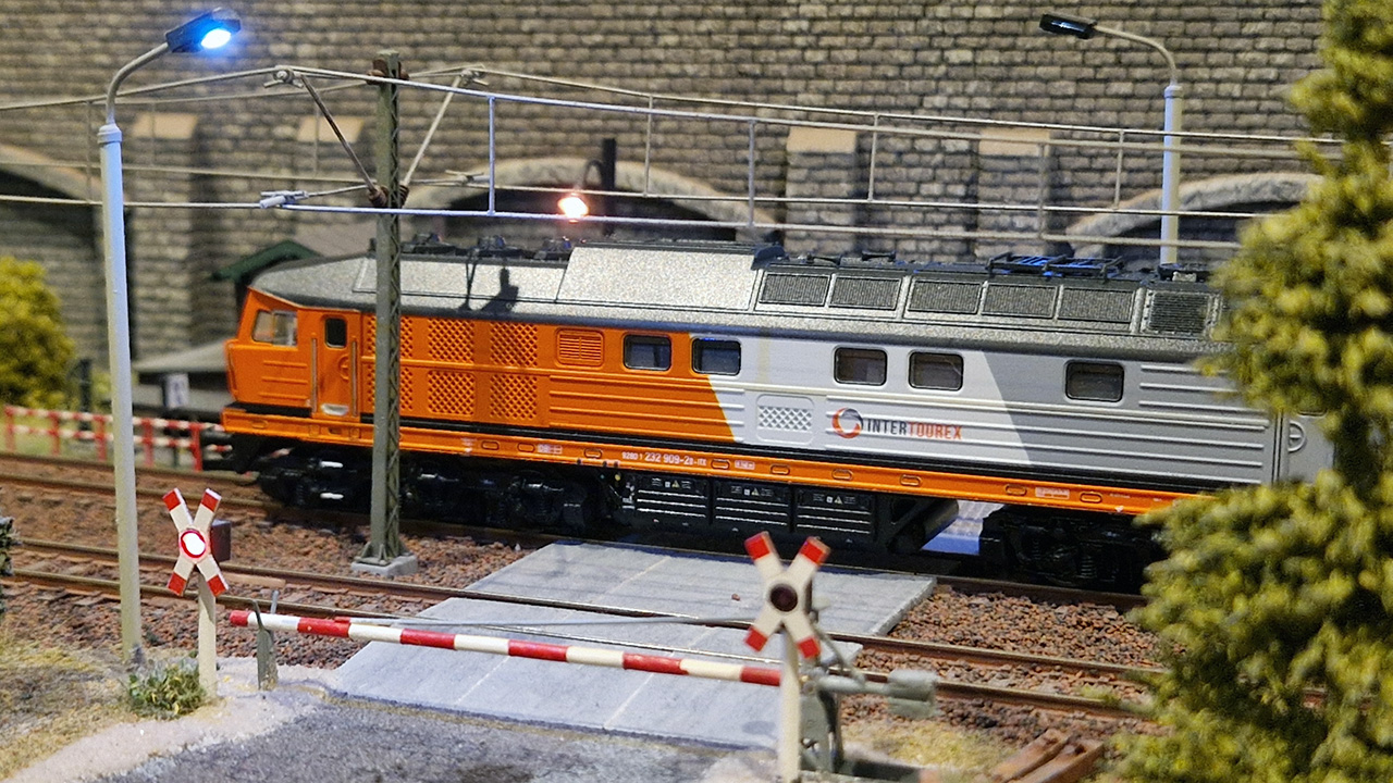 InterTourex 232 909-2 als TT-Modell auf der Modellbahnanlage